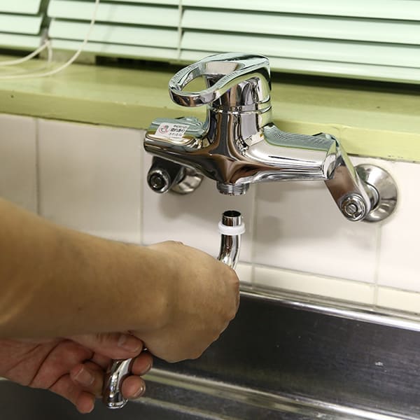 吐水パイプの外し方5