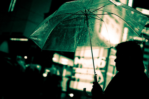 夜の雨と傘